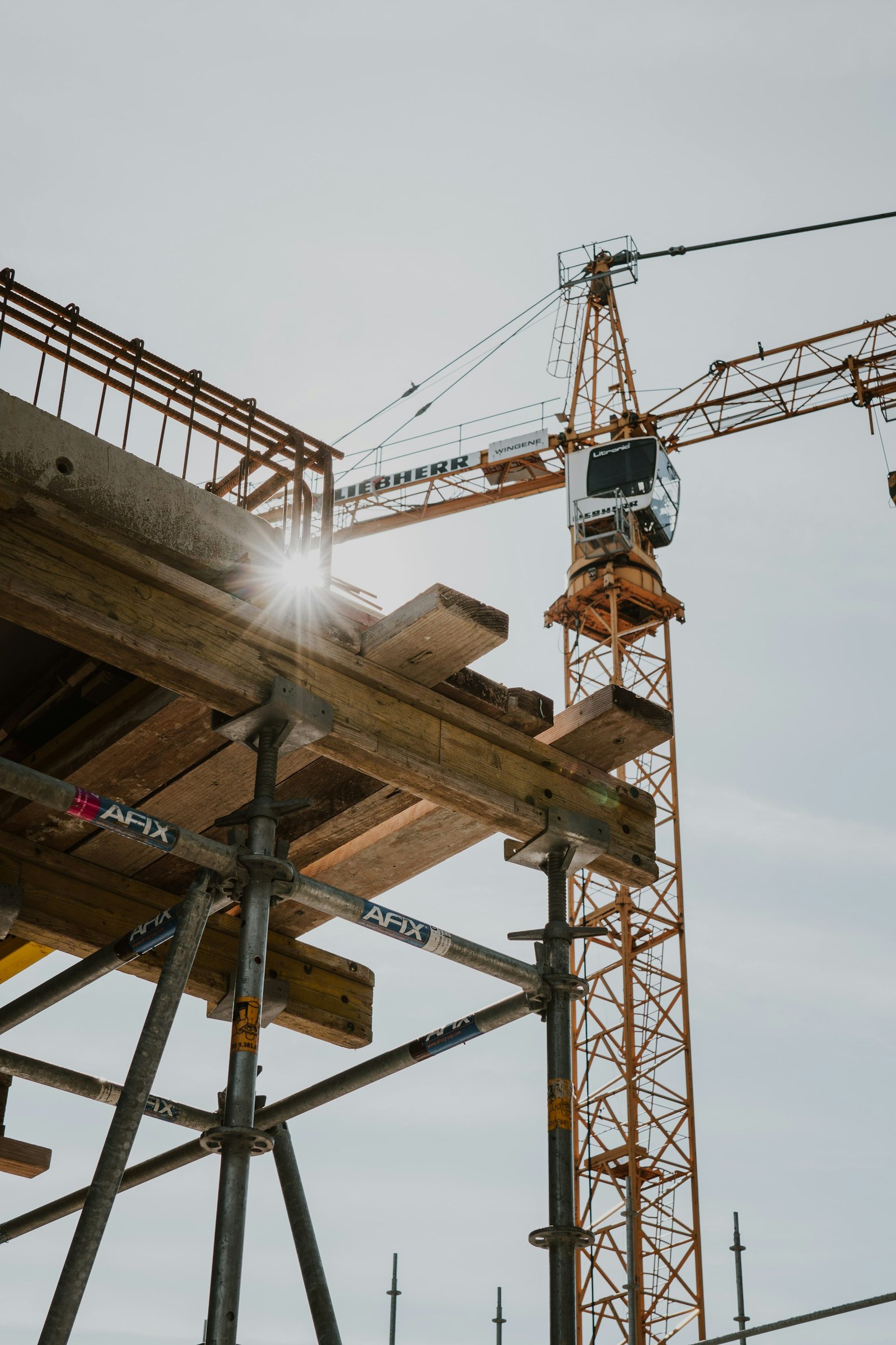 Estructura y grúa en una obra en proceso